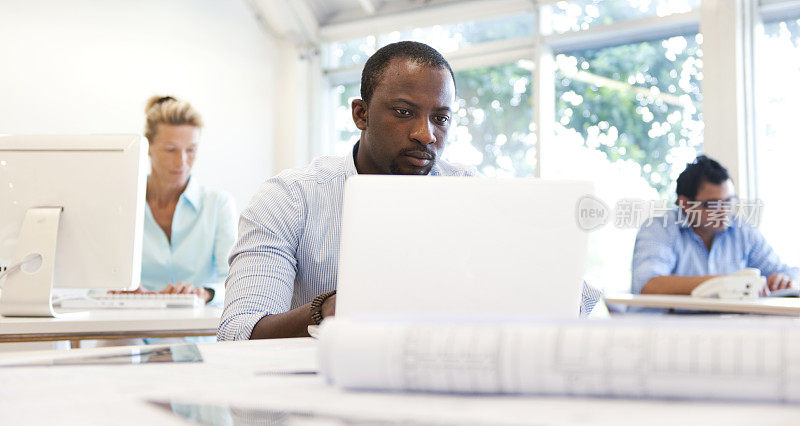 People working in a classroom or office重复图片